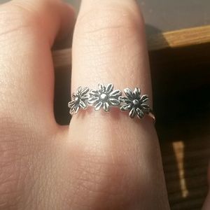 *NWOT* Silver Flower Ring